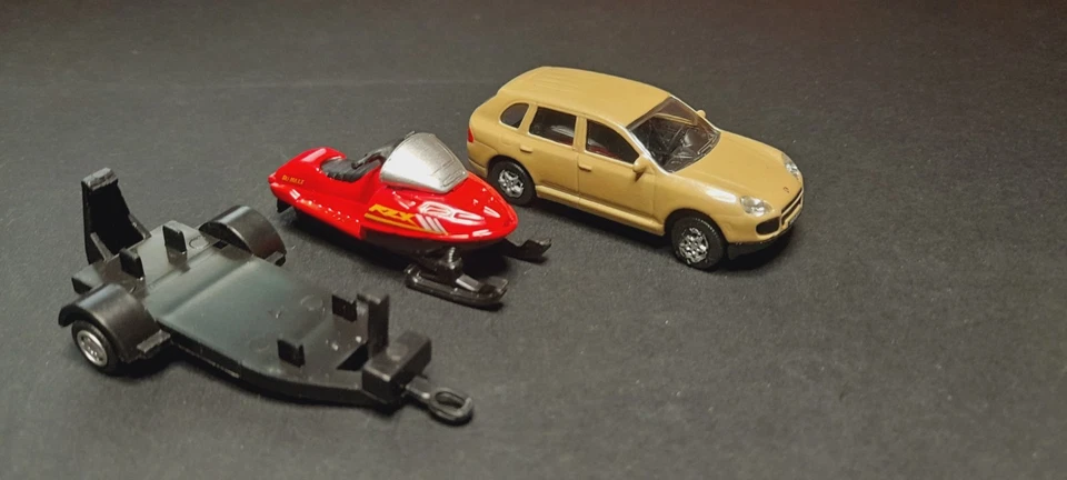 PORSCHE CON CARRELLO E MOTO DA NEVE -Joy City 1/72 - pressofuso e plastica - L.4 - Immagine 3 di 4