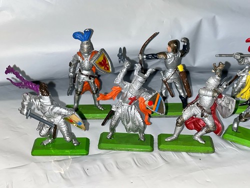 BRITIANS DEETAIL KNIGHTS SET OF EIGHT (8) VERY GOOD CONDITION!!! - Picture 2 of 7