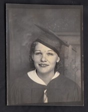 GRADUATION GOWN & MORTARBOARD WOMAN HAPPY DAY ~ 1930s PHOTOBOOTH PHOTO
