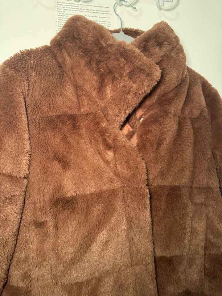 Jaqueta acolchoada de pele sintética na cor marrom. Tamanho XL. Abercrombie & Fitch  - Imagem 2 de 4