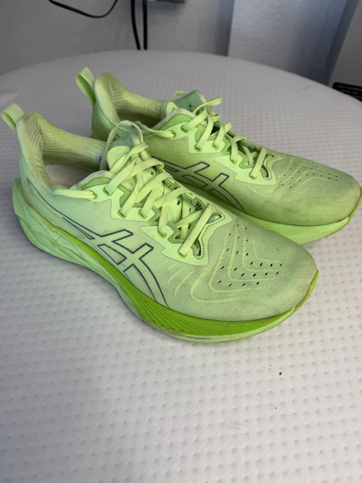 ASICS Novablast 4 Men’s Running Shoe Size 10.5 Illuminate Green thumbnail 2