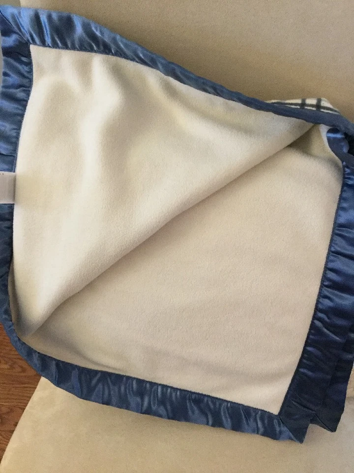 Manta de bebé Vitamin Baby azul marrón a cuadros polar satinado con bordes Foto 4 de 4