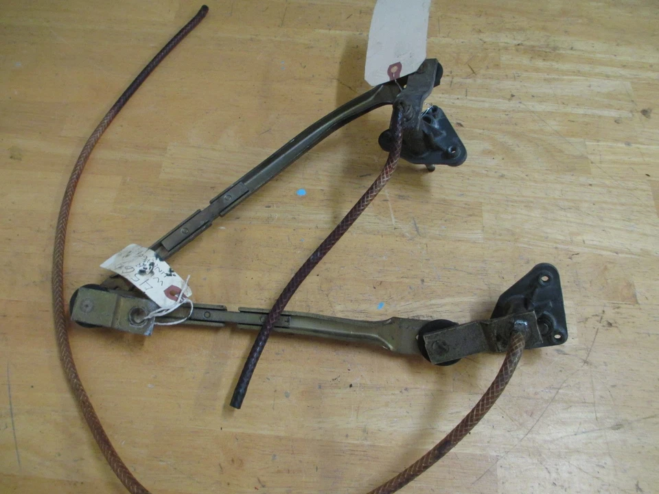 Ferrari 456 GT - Conjunto de acoplamiento de limpiaparabrisas, parte # 63875300 Foto 3 de 3