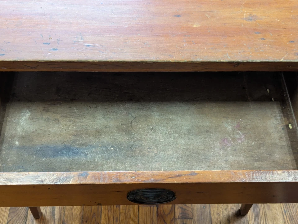 Mesa inferior de pino amarillo y blanco C. 1825 Delaware Foto 3 de 4