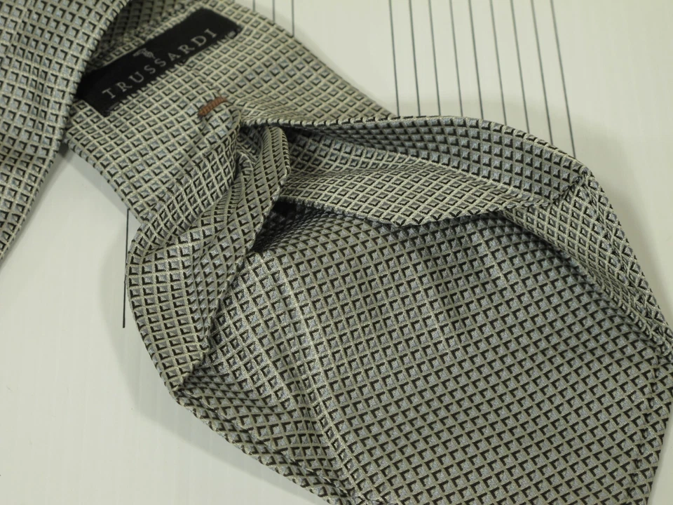 Gravata Trussardi sete dobras prata cinza mini xadrez feita à mão na Itália 57 x 3 5/8 - Imagem 3 de 4