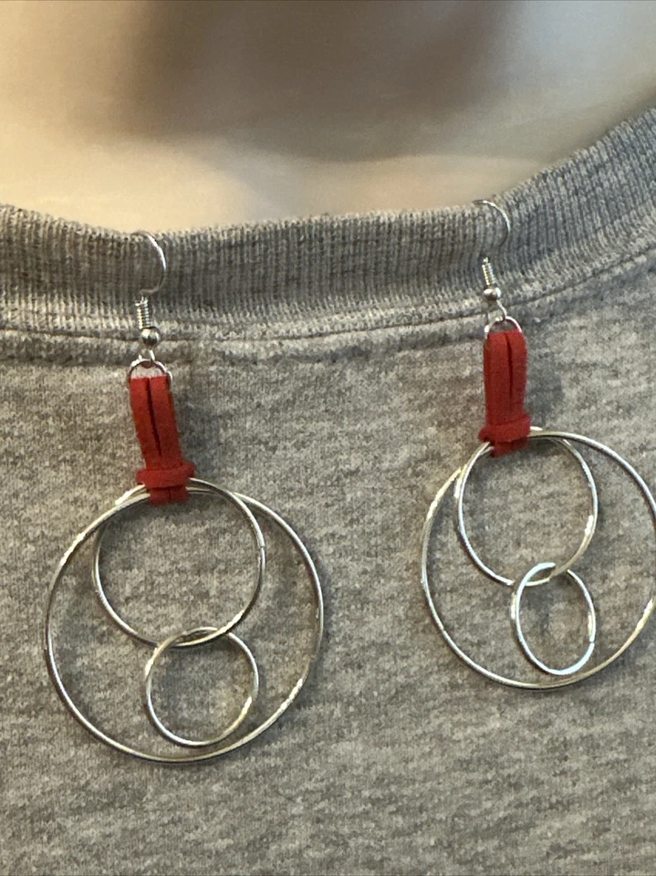 Brincos de couro vermelho disco prata nó celta J CREW novo sem etiquetas lance 4 caridade❤️251 - Imagem 4 de 4