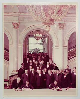 OFFICIAL WHITE HOUSE PHOTOGRAPH: 1972 - Nixon & Brezhnev USSR - SALT Treaty