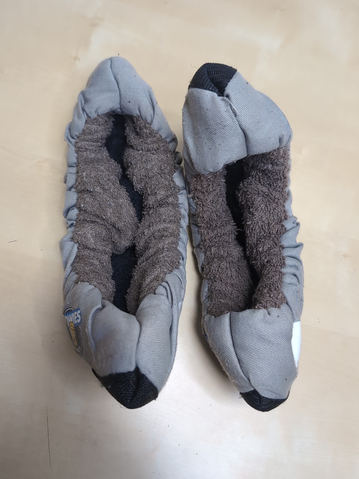  Howies Hockey Skate Guard Soakers Gray (Senior / Adult) Great Condition 