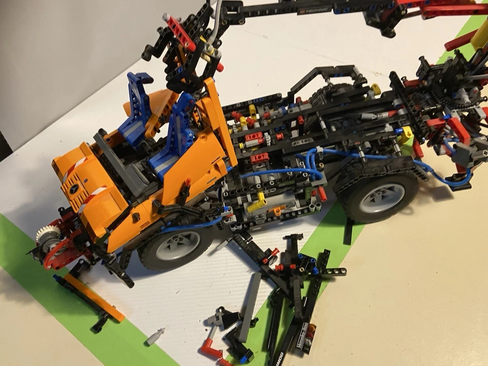 LEGO Technic 8110 Mercedes-Benz Unimog U400 - Bild 3 von 4