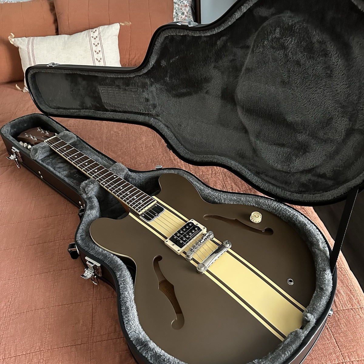 Epiphone ES-333 Tom DeLonge Blink 182 Signature Guitar With
