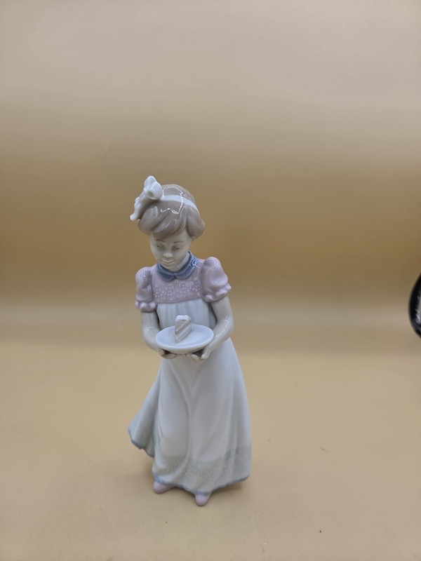 Lladro Happy Birthday Girl With Cake #5429 Retired Porcelain Figurine Spain