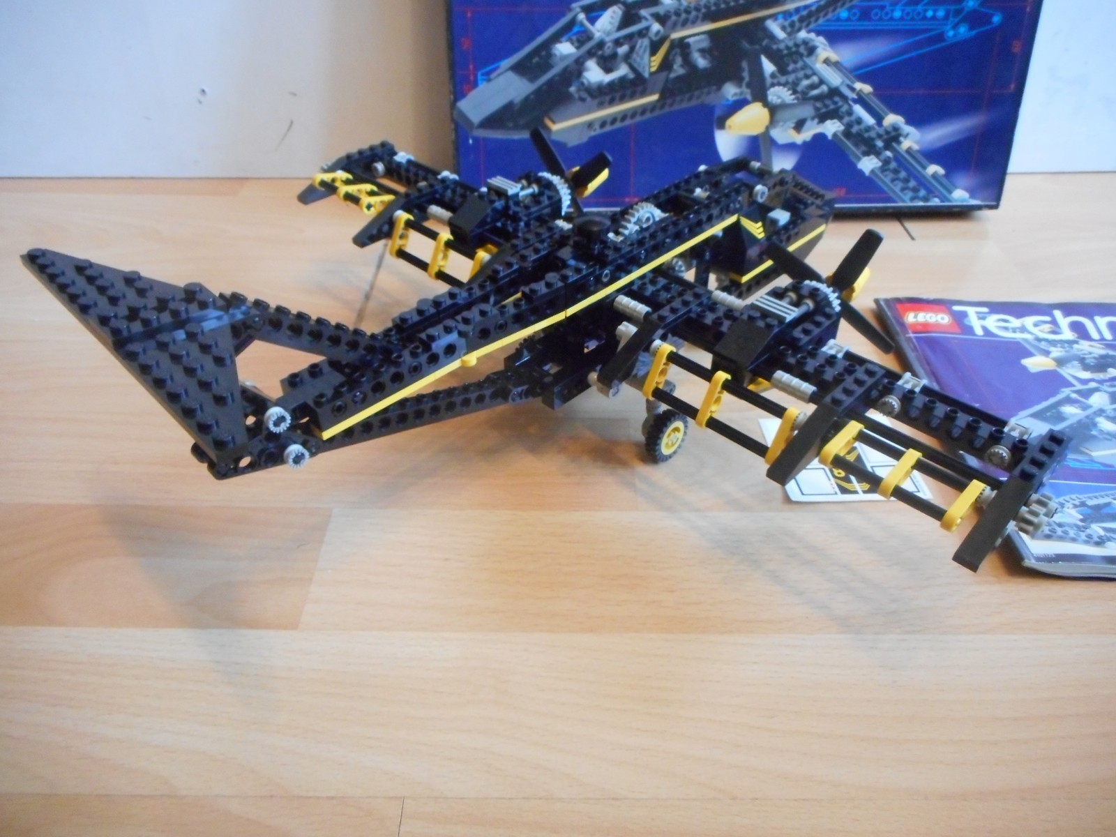 Foto 8 van Lego Technic Black Hawk with Box (lego nr: 8425)