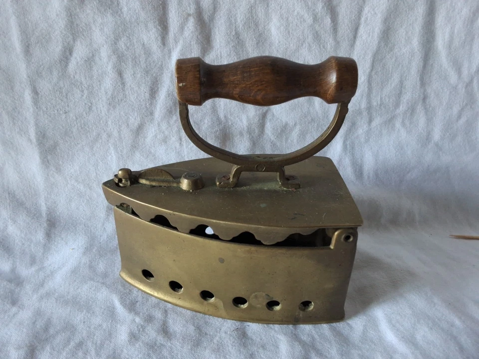 Ancien Fer a repasser à braises En Laiton doré Poignée En Bois Avec Sa Patine  - Photo 3/4