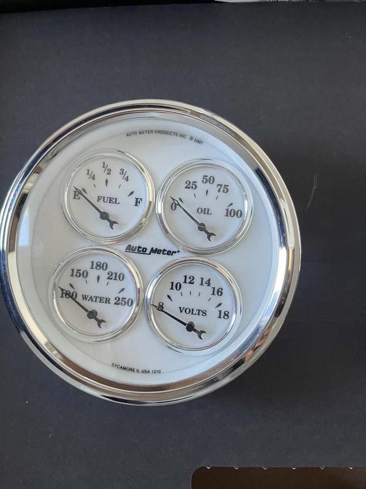 AutoMeter 5" Old-Tyme White II Air-Core Quad Gauge 1210 100 PSI/100-250 °F/8-18V Foto 2 de 3