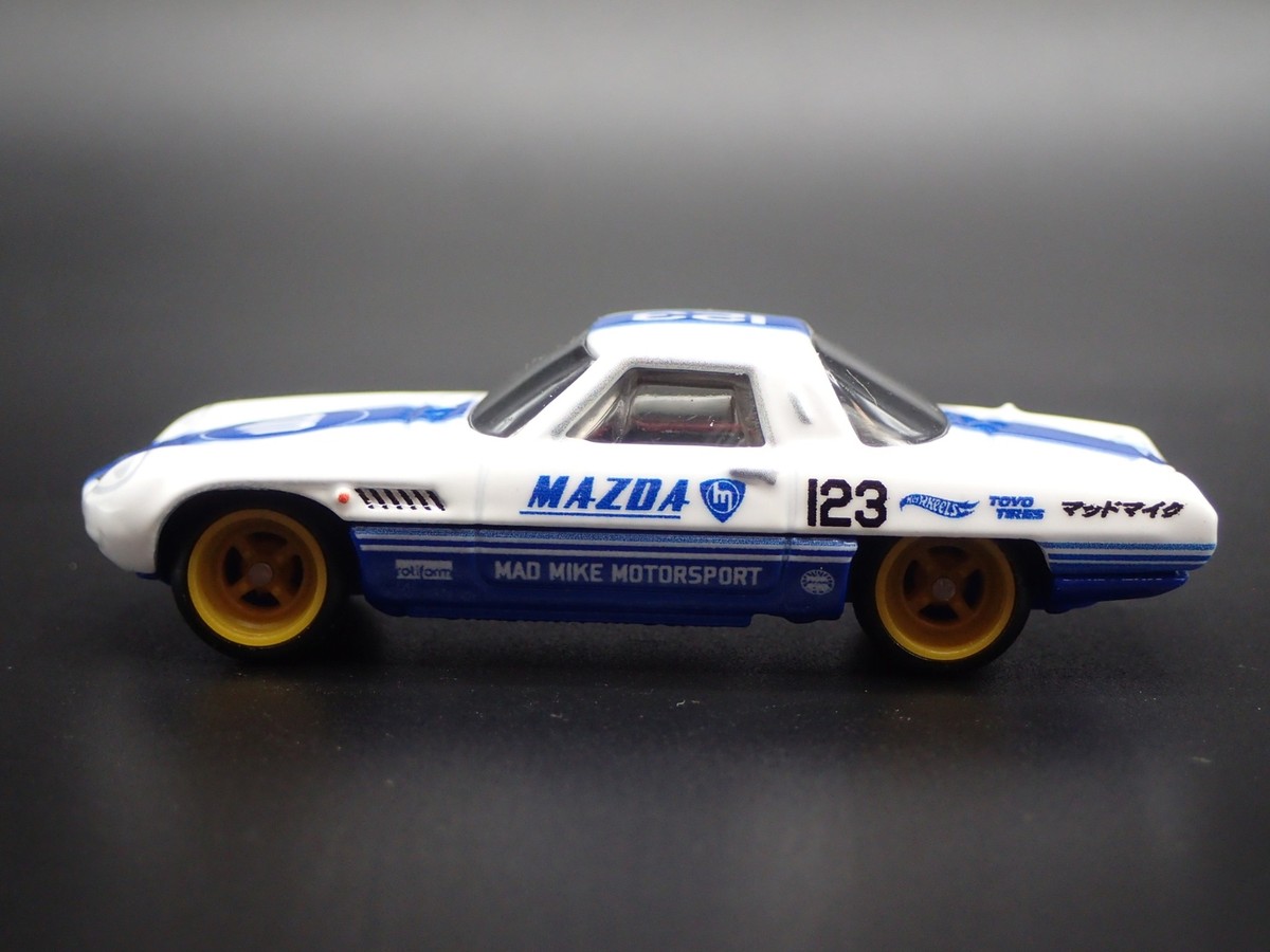 Mazda Cosmo Sport 1967-72 ミニカー 1967-1972 MAZDA COSMO SPORT 1:64 SCALE COLLECTIBLE DIORAMA