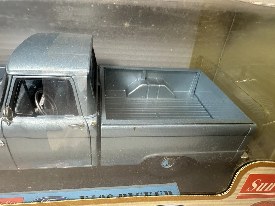 Camioneta pickup Ford F100 1965 Sunstar 1272 azul doble haz escala 1:18 Foto 3 de 4