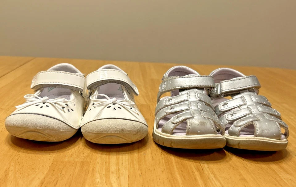 Stride Rite (2) Zapatos para niñas pequeñas blancas Mary Janes moño sandalias plateadas 5 anchas Foto 2 de 4