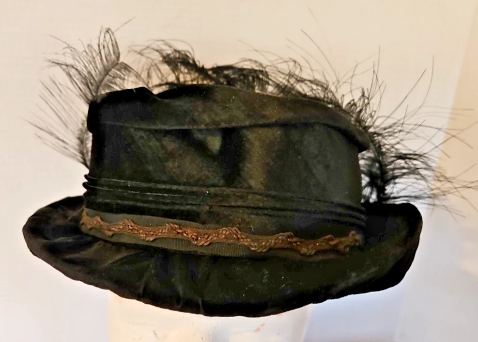 Vintage 1930s/1940s half cloche feathered hat Henry Pollak Hat Vintage 1930s 1940s Antique Feather Cloche  main image 4