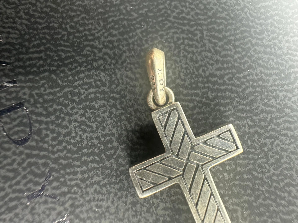 Cruz de Piedra Exótica David Yurman Plateada con Ónix Negro Foto 4 de 4