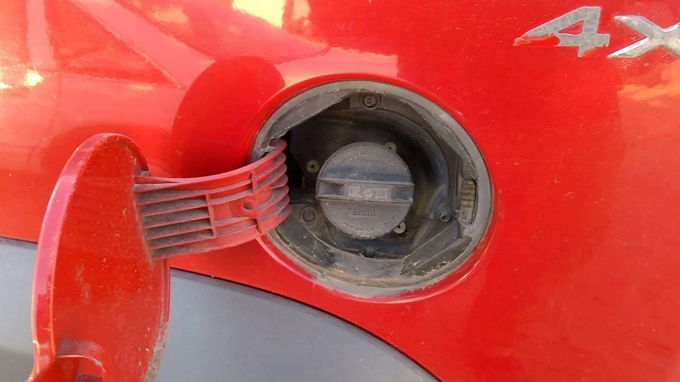 Jeep Liberty 2002 2003 conjunto de cuello de llenado de combustible con tapa de gasolina OEM Foto 3 de 4