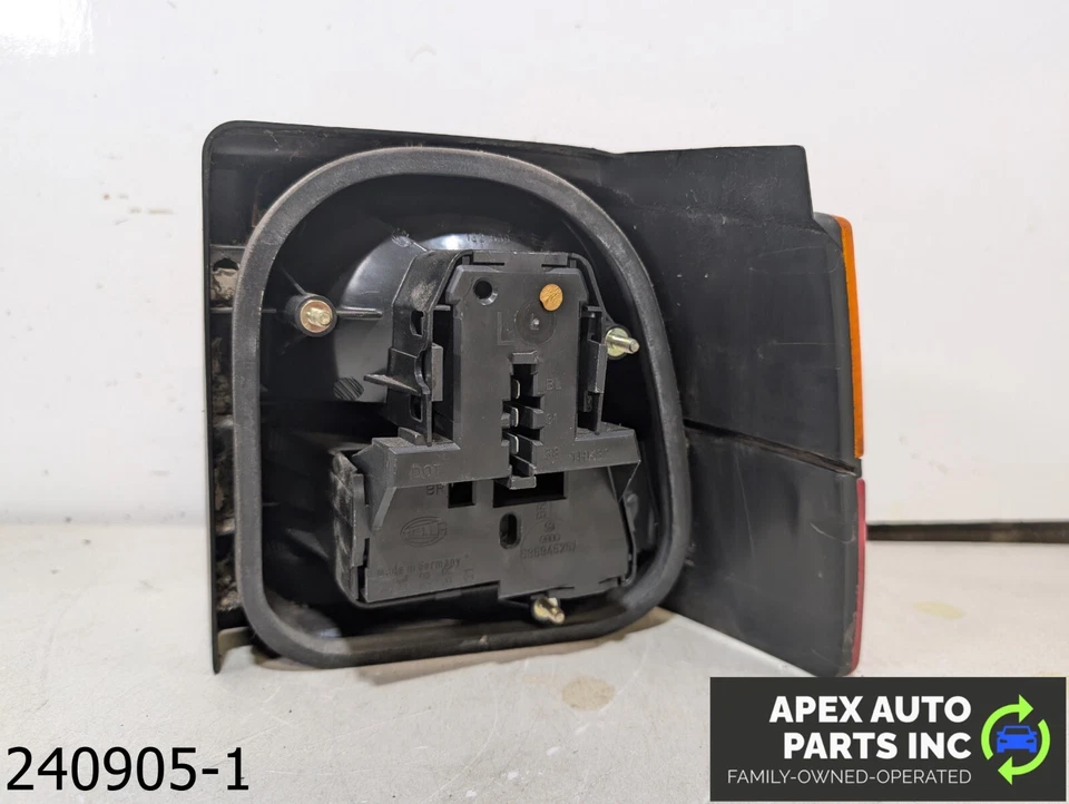 Luz trasera exterior OEM 1992-1995 Volkswagen Corrado 2,0 L, izquierda (DS) con bandeja para bombillas Foto 4 de 4