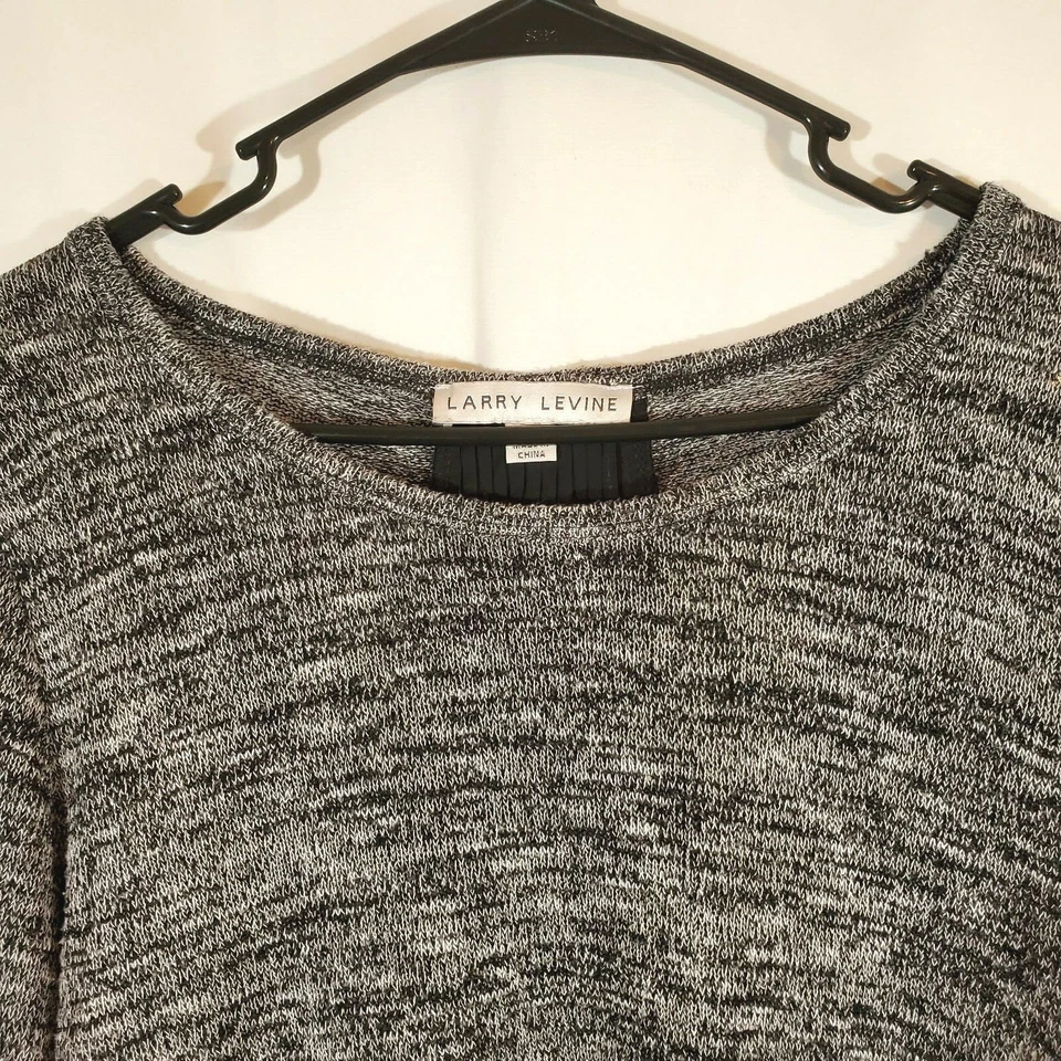 Suéter túnica Larry Levine preto e branco rayon/elastano plissado costas tamanho G - Imagem 2 de 4