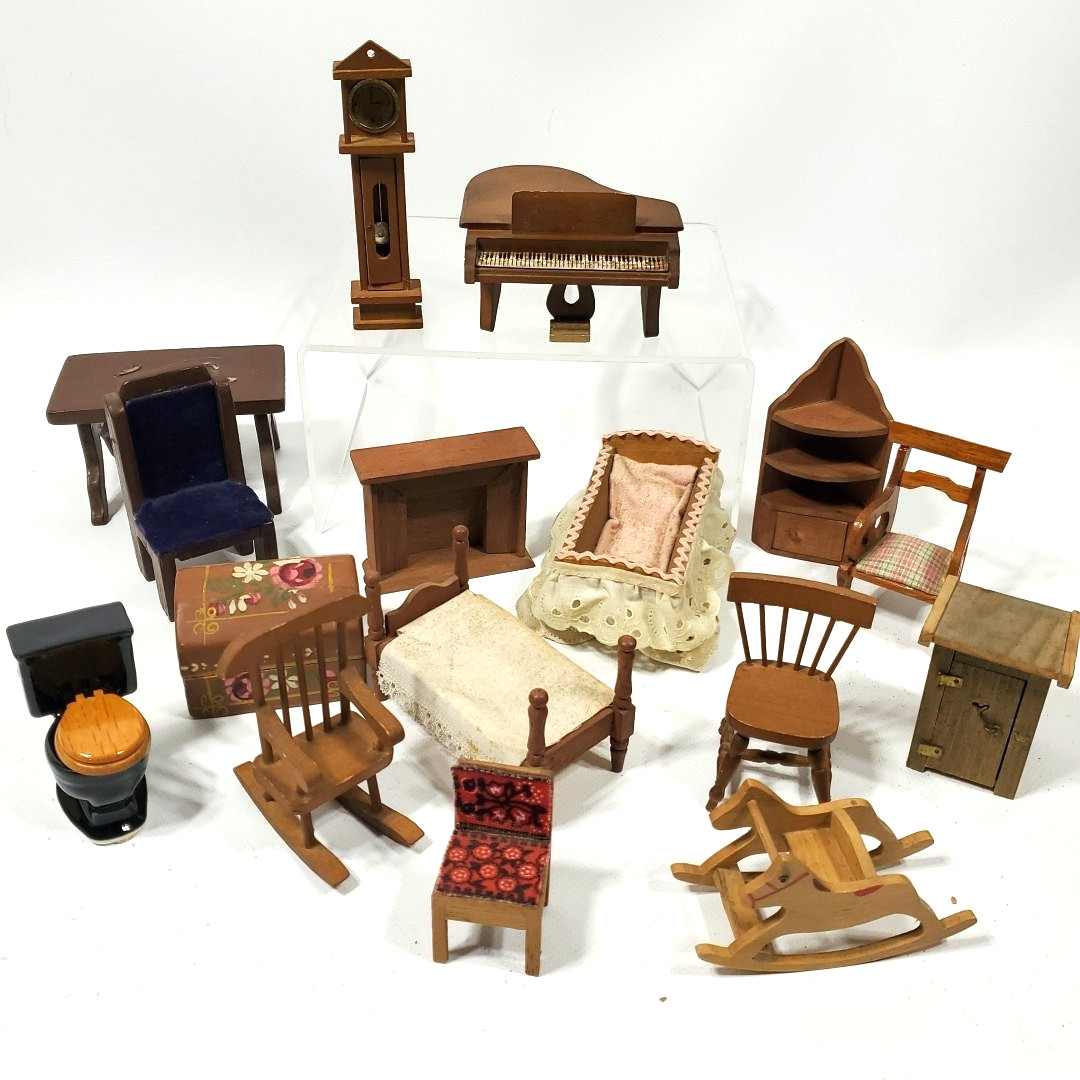 16pc Vintage Unbranded Mixed Dollhouse Wood Furniture Lot Miniature. None Broken