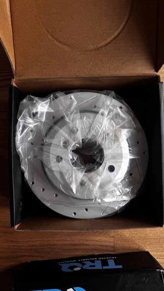 Rotores de freno de rendimiento perforados y ranurados BMW E46 325xi/325i/328i delanteros/traseros Foto 3 de 4