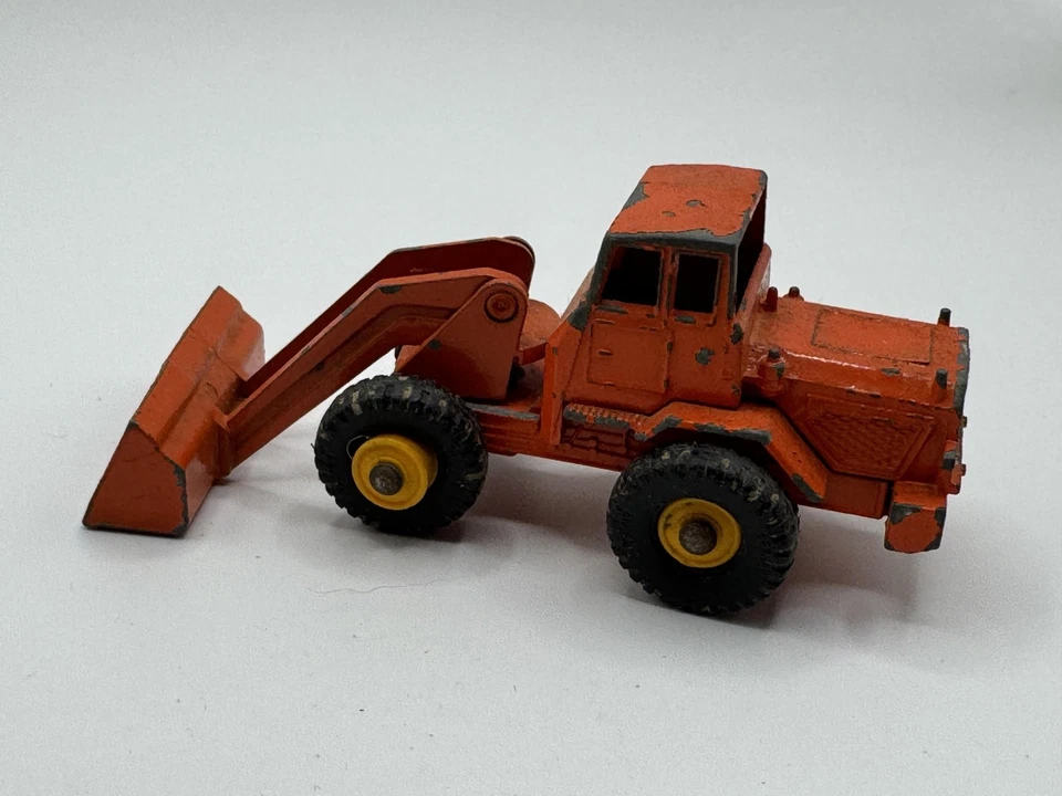 VINTAGE MATCHBOX LESNEY NO.69 TRACTOR SHOVEL DIECAST ORANGE MADE IN ENGLAND - Image 3 of 4