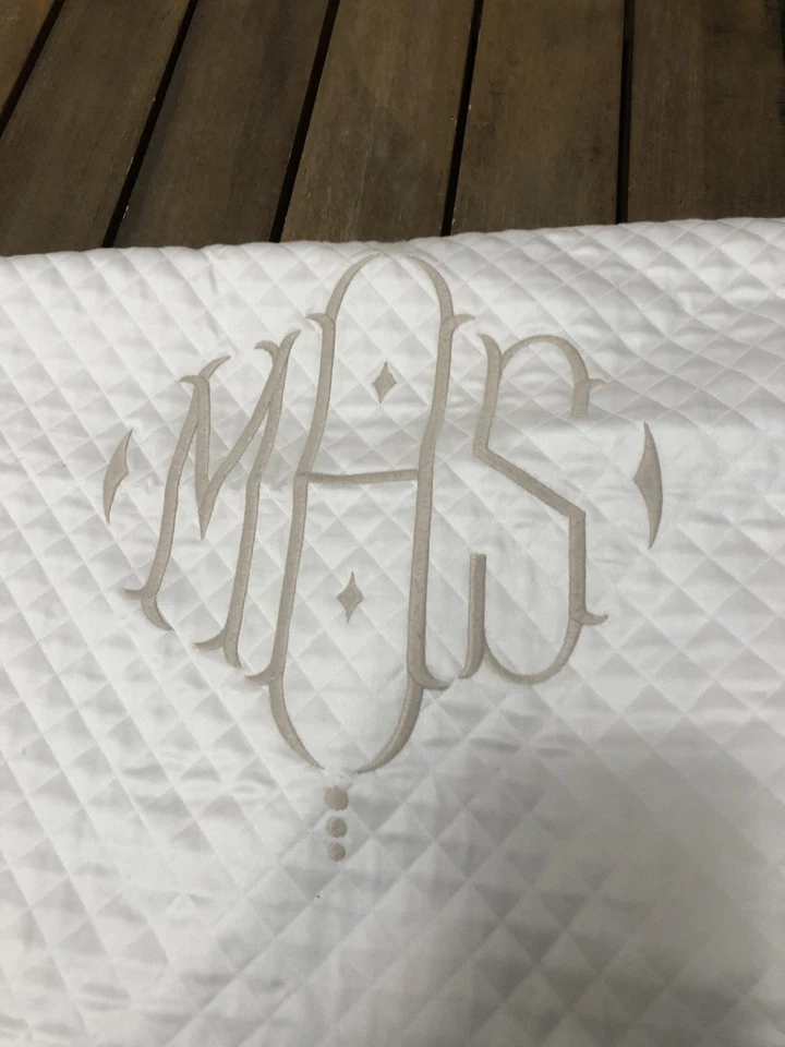 Matouk Matelasse Twin Coverlet White Diamond Cotton Monogram MHS 74x94” EUC - Image 4 of 4
