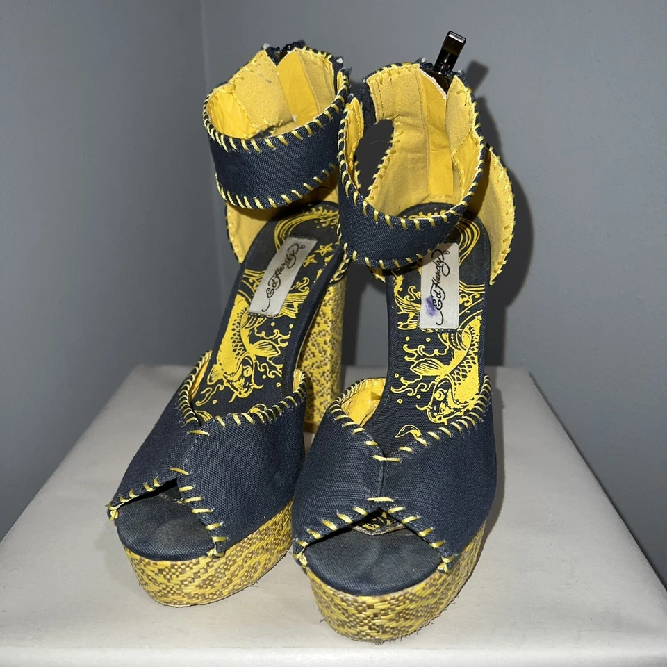 Bonitas plataformas Cindy Ed Hardy azul marino y dorado para mujer talla 9 cremallera trasera Foto 3 de 4