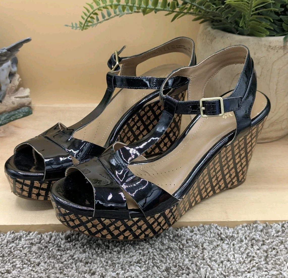 Scarpe sandali estivi Clarks in vernice da donna taglia 8M con zeppa e cinturino