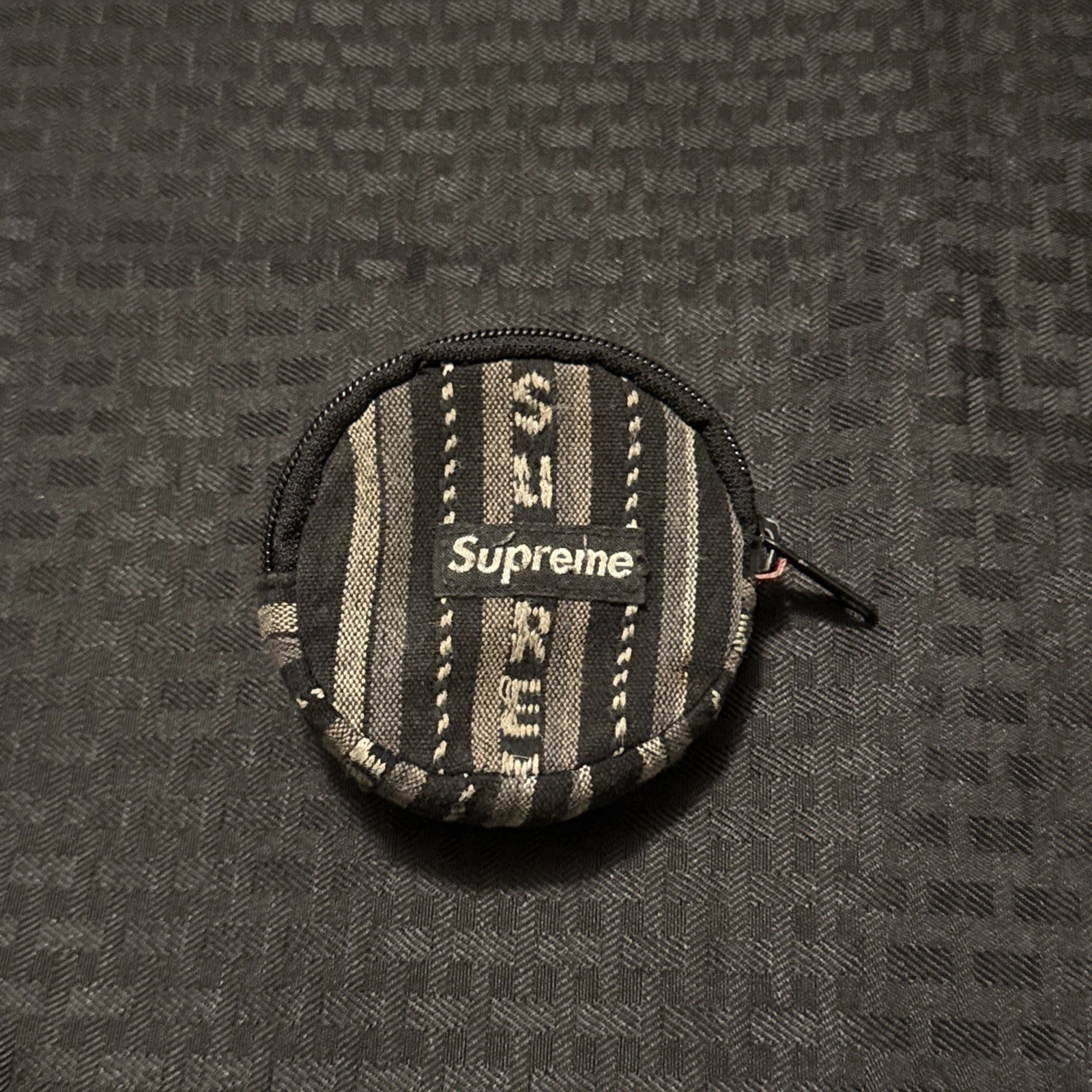 Pochette à monnaie Supreme à rayures tissées noir