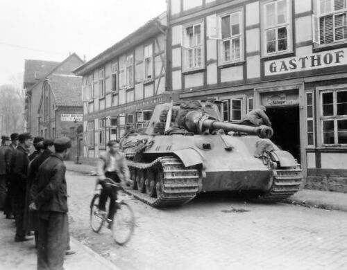 Photo de la Seconde Guerre mondiale tigre allemand II dans la rue Allemagne Seconde Guerre mondiale Seconde Guerre mondiale Pzkpfw. VI/ 4038 - Photo 1 sur 1