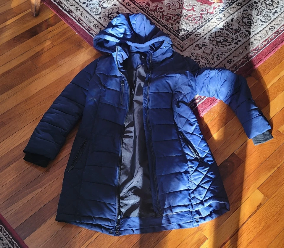 Parka GUESS, Chaqueta Talla Pequeña Azul Oscuro, Abrigo Forrado Acolchado con Capucha para Mujer Foto 2 de 4