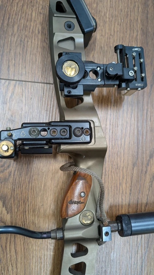 Hoyt USA Fastflite Compound Bow RH Camo W/ Case. Great Condition (036) - Image 4 of 4