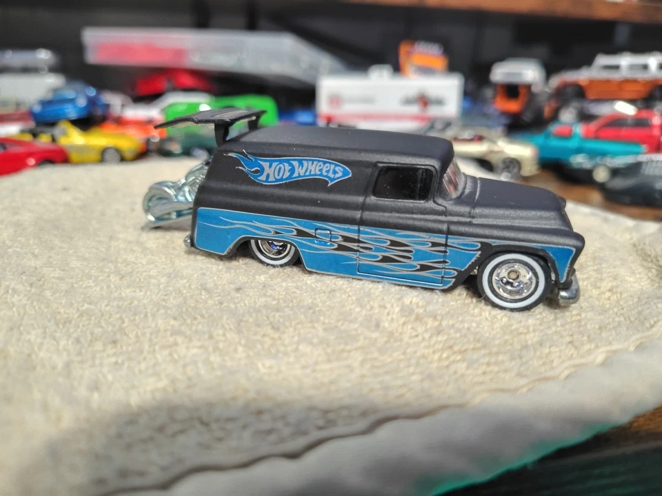 Hot Wheels Ultra Hots Series Negro/Azul 55 Chevy Panel Van Con Moto Suelto Foto 3 de 4