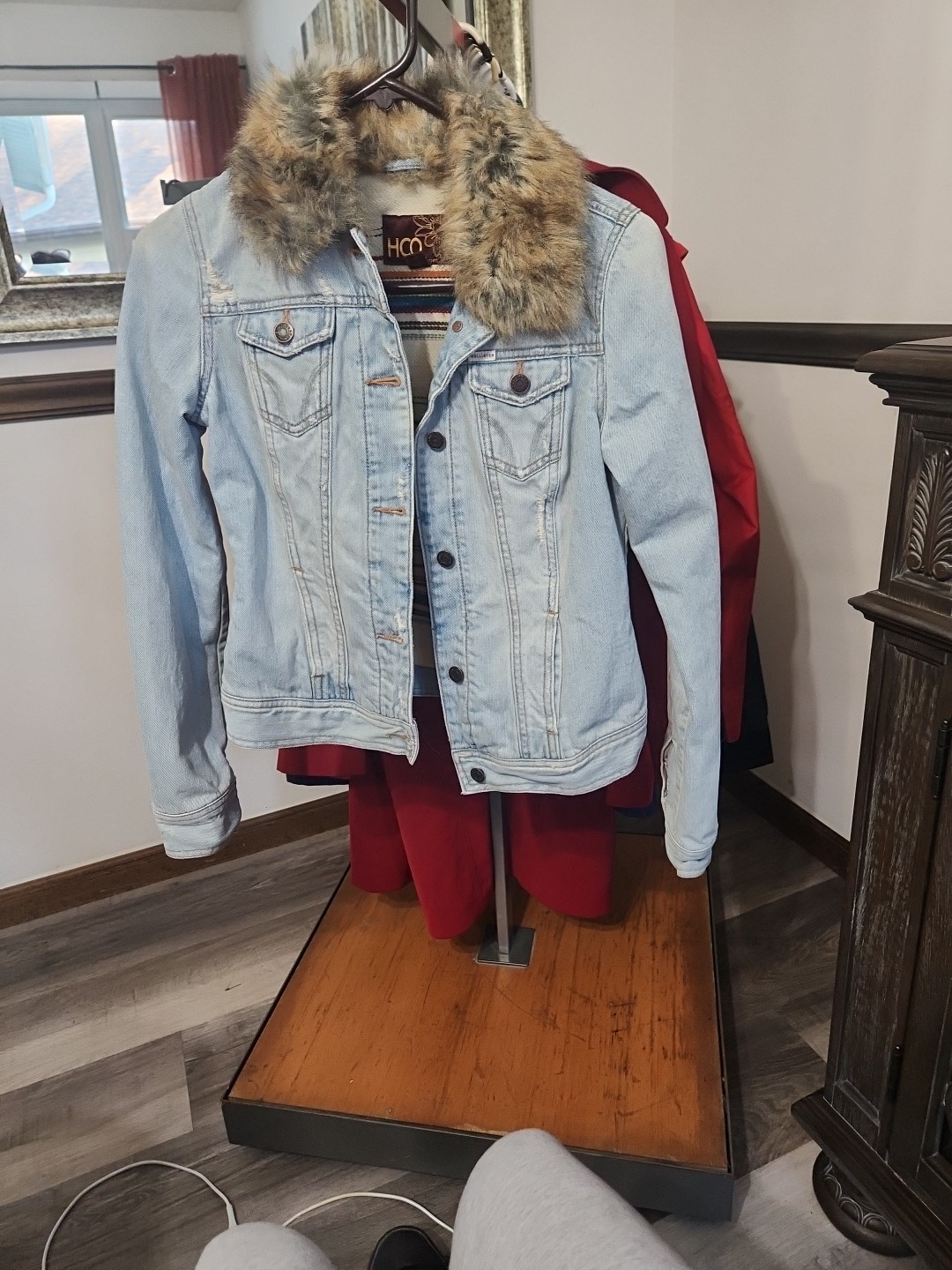 Vtg Hollister Denim Jean Jacket Faux Fur Collar Lined Women’s Sz Medium Y2k