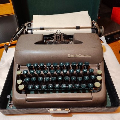 Vintage 1950's Smith Corona Clipper Portable Typewriter/Case Elite Type