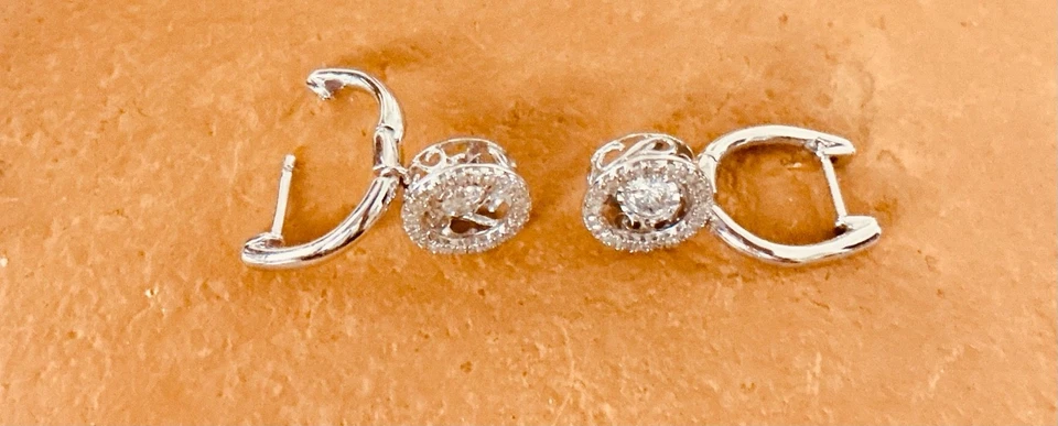 Un par de aretes colgantes de oro blanco de 14 K con halo de diamantes de marca registrada "Moving Shimmer" Foto 2 de 3