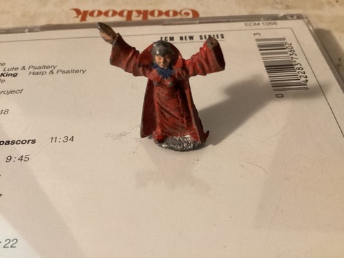 Grenadier WIZARD Dungeons and Dragons Miniature, female, fair (hand missing) - Picture 2 of 2