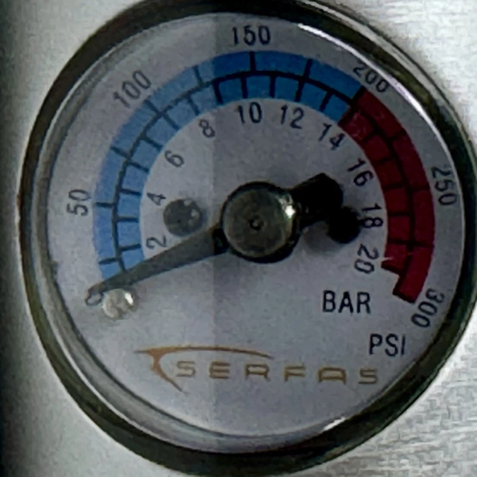 Bomba de amortiguador y neumáticos Serfas 2 en 1 Foto 3 de 4