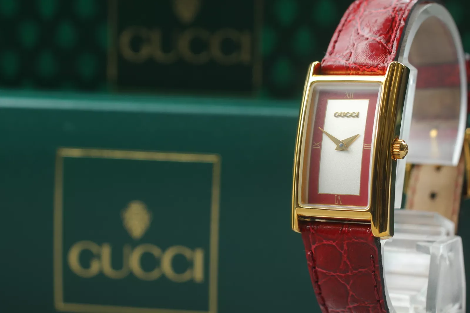 [Presque comme neuve avec BOITE] Montre femme vintage Gucci 2600L 19 mm cadran rouge quartz doré