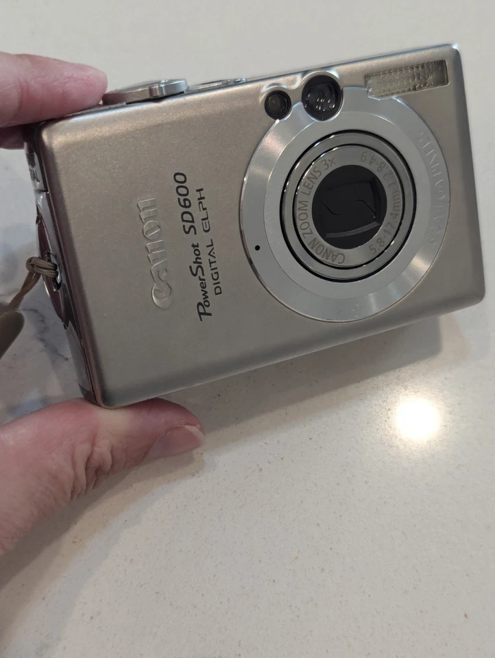 Canon PowerShot SD600 2.5" LCD Screen 6MP 3x Optical Zoom Digital Elph Camera - Image 2 of 4