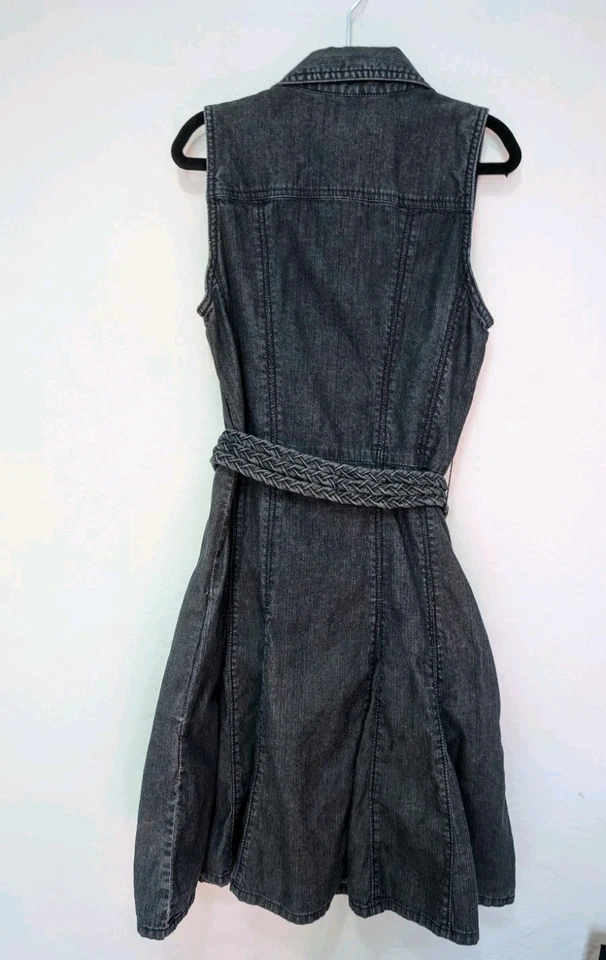 Vestido y cinturón American Rag Cie para mujer sin mangas cuello en V denim con botones bolsillo Foto 3 de 4