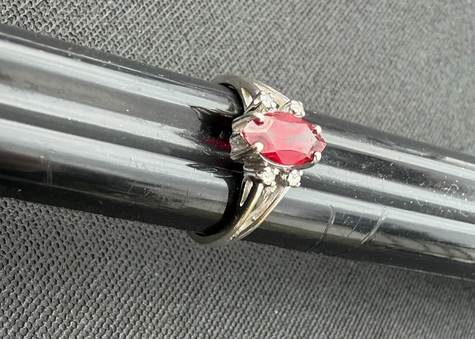 10K GOLD RING RED RUBY?  STONE CLEAR SIDE STONES … - image 8