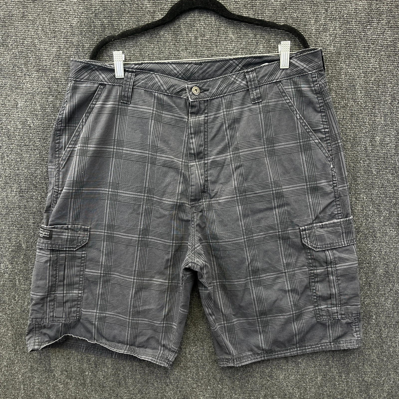 Wrangler Mens Relaxed Fit Cargo Shorts Grey Plaid High Rise Pockets Zip Size 38