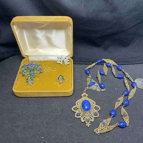 VINTAGE COSTUME JEWELRY - small grouping of vintage costume jewelry, circa 1940