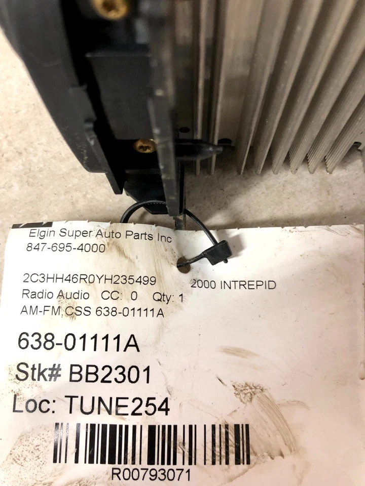 Подлинный кассетный плеер Chrysler P56038931AB черный AM FM подходит для 2000 Dodge Intrepid - Изображение 3 из 4