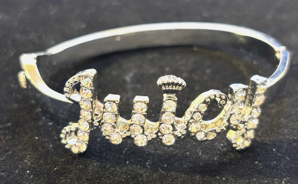 Brazalete con bisagra Juicy Couture tono plata con circonita cúbica jugoso en cursiva Foto 3 de 4